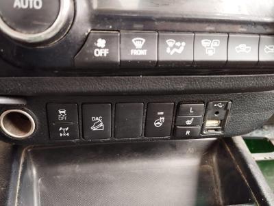 HILUX 2.4 D-4D 150 4x4 INVINCIBLE A/T