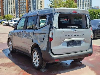 TOURNEO COURIER 1.0 P 125 AT TITANIUM